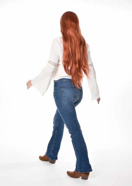 Full Length Πορτρέτο Της Όμορφης Γυναίκας Μοντέλο Μακριά Κόκκινα Μαλλιά — Φωτογραφία Αρχείου