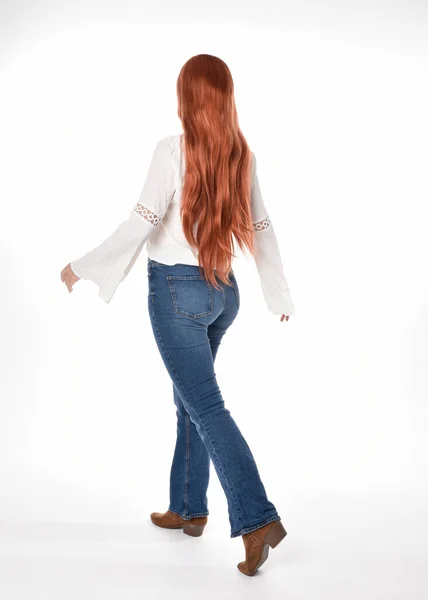 Retrato Longitud Completa Modelo Mujer Hermosa Con Pelo Largo Rojo — Foto de Stock