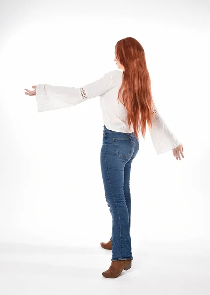 Full Length Πορτρέτο Της Όμορφης Γυναίκας Μοντέλο Μακριά Κόκκινα Μαλλιά — Φωτογραφία Αρχείου