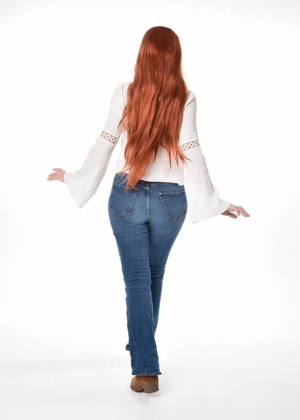 머리에 블라우스 윗옷을 청바지를 화이트 스튜디오 배경에 고립된 아름다운 모델의 — 스톡 사진