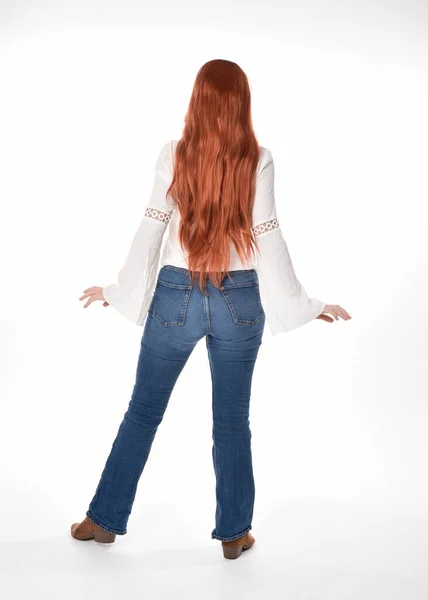 Полноразмерный Портрет Красивой Женщины Модели Длинными Рыжими Волосами Повседневной Одежде — стоковое фото