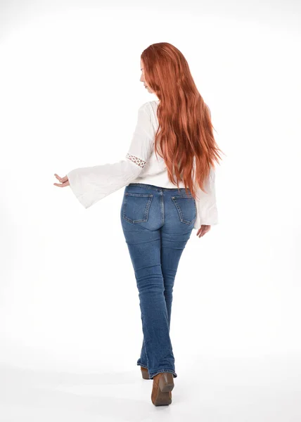Uzun Kızıl Saçlı Güzel Bir Kadın Modelin Tam Boy Portresi — Stok fotoğraf