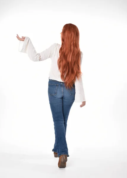 머리에 블라우스 윗옷을 청바지를 화이트 스튜디오 배경에 고립된 아름다운 모델의 — 스톡 사진