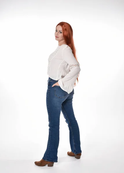 Портрет Красивої Жінки Моделі Довгим Рудим Волоссям Повсякденному Вбранні Біла — стокове фото