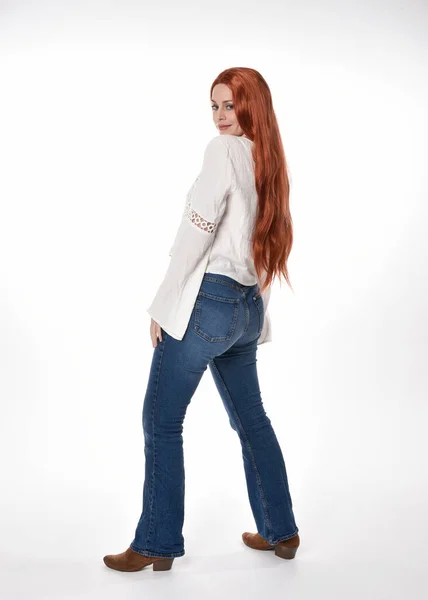 Ganzkörperporträt Der Schönen Frau Modell Mit Langen Roten Haaren Trägt — Stockfoto