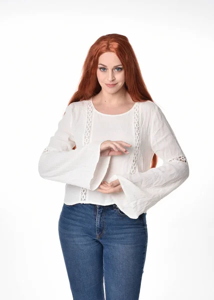 Uzun Kızıl Saçlı Beyaz Bluz Bluz Kot Pantolon Giyen Güzel — Stok fotoğraf
