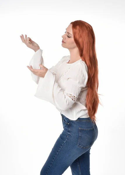 Nahaufnahme Porträt Der Schönen Frau Modell Mit Langen Roten Haaren — Stockfoto