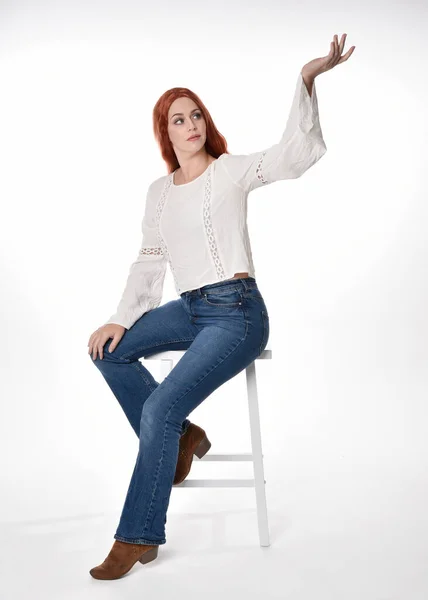 Teljes Hosszúságú Portré Gyönyörű Modell Hosszú Vörös Haj Visel Alkalmi — Stock Fotó