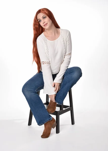 Teljes Hosszúságú Portré Gyönyörű Modell Hosszú Vörös Haj Visel Alkalmi — Stock Fotó