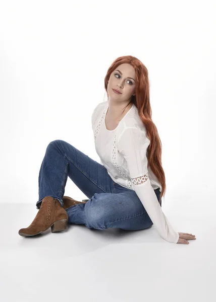 Ganzkörperporträt Der Schönen Frau Modell Mit Langen Roten Haaren Trägt — Stockfoto