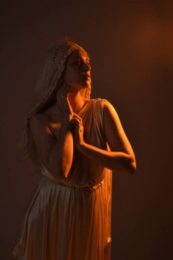 Güzel sarışın bir kadının portresi kristal kaplamalı fantezi tanrıça toga kostüm giyiyor..