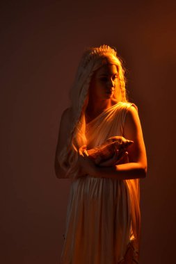 Güzel sarışın bir kadının portresi kristal kaplamalı fantezi tanrıça toga kostüm giyiyor..