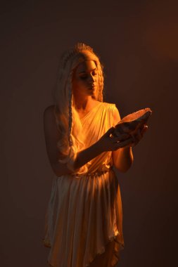 Güzel sarışın bir kadının portresi kristal kaplamalı fantezi tanrıça toga kostüm giyiyor..