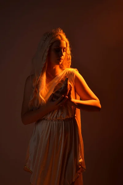 Retrato Bela Mulher Loira Vestindo Uma Fantasia Deusa Toga Traje — Fotografia de Stock