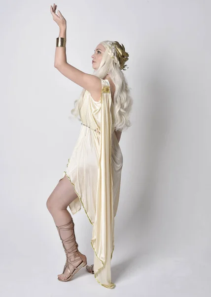 Plně Dlouhý Portrét Krásné Blondýny Kostýmu Fantazie Bohyně Tógy Magickou — Stock fotografie