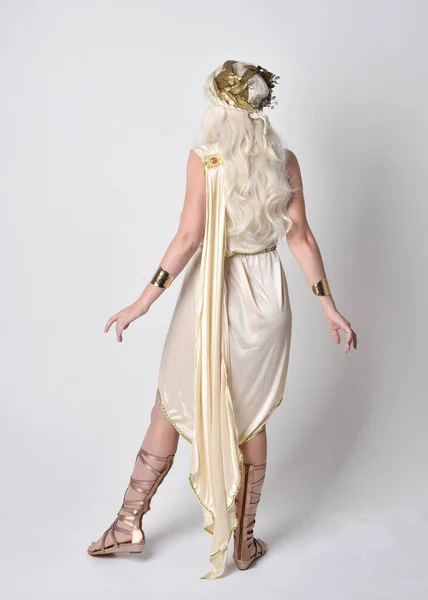 Plně Dlouhý Portrét Krásné Blondýny Kostýmu Fantazie Bohyně Tógy Magickou — Stock fotografie