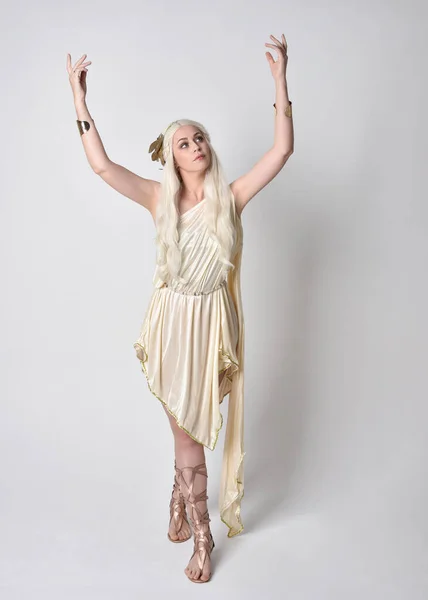 Portret Pięknej Blondynki Ubranej Kostium Bogini Fantazji Togi Magiczną Koroną — Zdjęcie stockowe