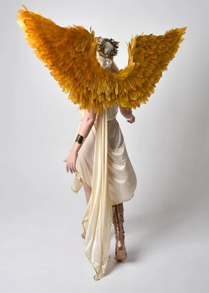 Plný Portrét Krásné Blondýny Kostýmu Bohyně Tógy Opeřenými Andělskými Křídly — Stock fotografie