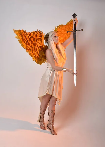 환상의 의상을 깃털이 천사의 날개를 무기를 아름다운 금발의 여인의 초상화 — 스톡 사진