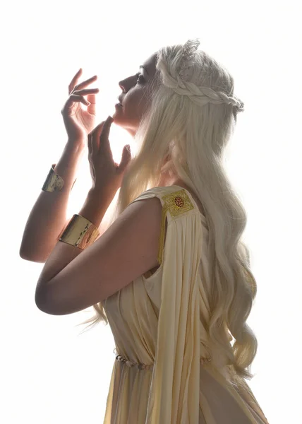 Närbild Porträtt Vacker Blond Kvinna Modell Bär Fantasy Gudinna Toga — Stockfoto