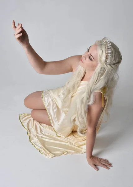Fantezi Tanrıça Toga Kostümlü Sihirli Bir Kadın Portresi Oturmuş Yerde — Stok fotoğraf
