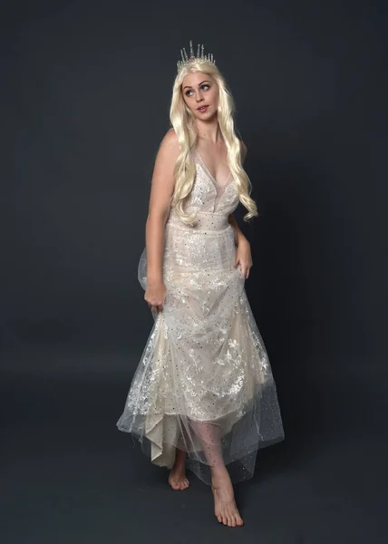 Портрет Красивих Жінок Довгим Світлим Волоссям Фентезійній Принцесі Елегантним Білим — стокове фото