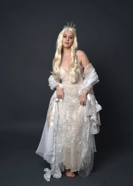 Uzun Sarı Saçlı Fantezi Prenses Tacı Giyen Zarif Beyaz Balo — Stok fotoğraf