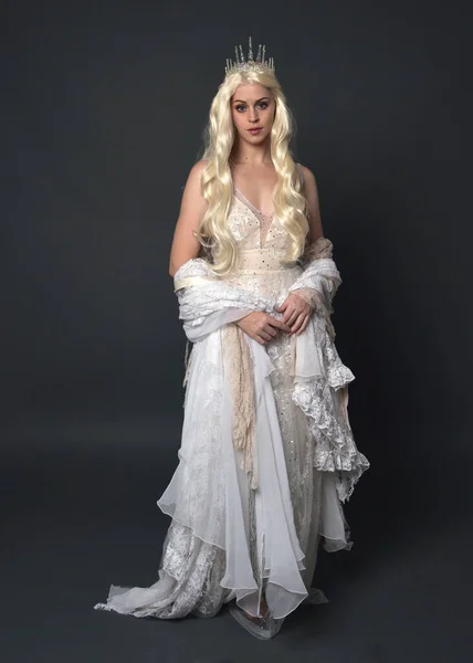 Uzun Sarı Saçlı Fantezi Prenses Tacı Giyen Zarif Beyaz Balo — Stok fotoğraf