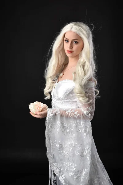 Uzun Sarı Saçlı Beyaz Fantezi Prenses Elbisesi Giyen Hareketleriyle Ayakta — Stok fotoğraf