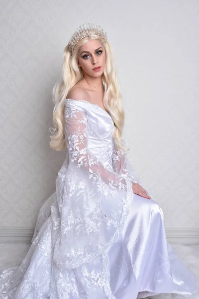 Uzun Sarı Saçlı Beyaz Fantezi Prenses Elbisesi Giyen Duvar Kâğıdı — Stok fotoğraf