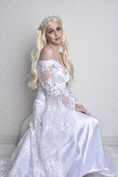 Uzun Sarı Saçlı Beyaz Fantezi Prenses Elbisesi Giyen Duvar Kâğıdı — Stok fotoğraf