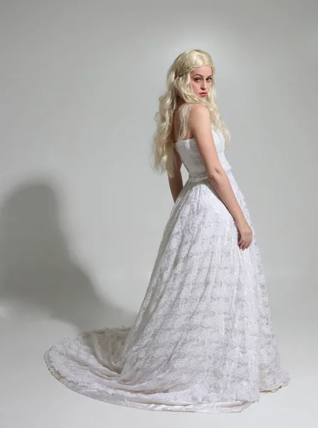 레이스 드레스를 치마를 모델의 초상화 스튜디오 배경에 고립됨 — 스톡 사진