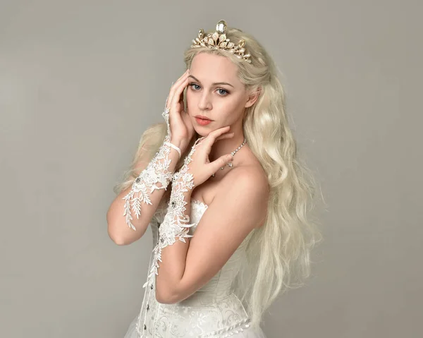 Close Portret Pięknej Blondynki Model Noszenia Biżuterii Kryształowej Koronki Nakrycia — Zdjęcie stockowe