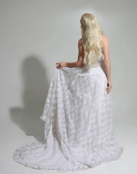 레이스 드레스를 치마를 모델의 초상화 스튜디오 배경에 고립됨 — 스톡 사진