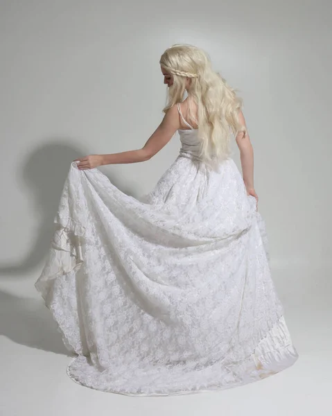 Retrato Comprimento Total Modelo Feminino Loira Vestindo Vestido Baile Casamento — Fotografia de Stock