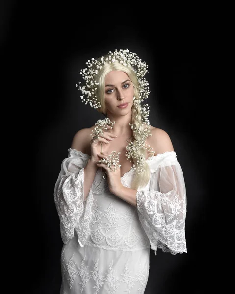 Крупный План Портрет Красивых Женщин Длинными Светлыми Волосами Белом Платье — стоковое фото