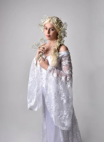 Uzun Sarı Saçlı Beyaz Fantezi Prenses Elbisesi Giyen Beyaz Stüdyo — Stok fotoğraf
