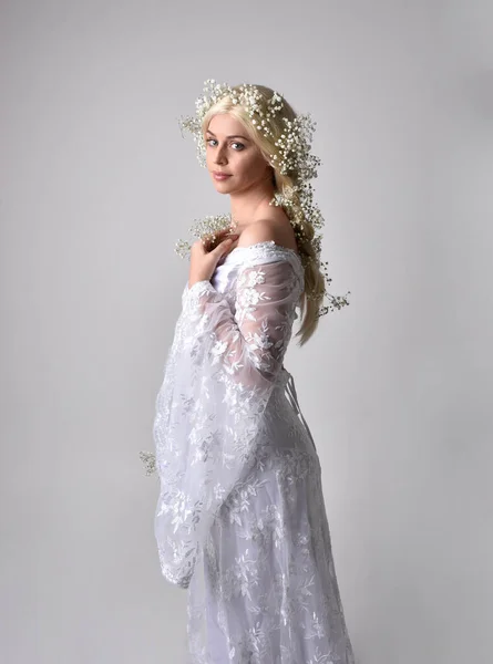 Крупный План Портрет Красивых Женщин Длинными Светлыми Волосами Белом Платье — стоковое фото