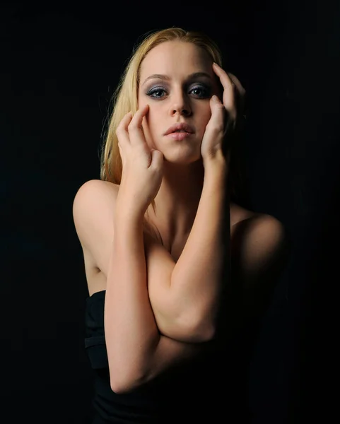 Zbliżenie Portret Pięknej Młodej Blondynki Modelki Blond Włosami Gestykulacyjne Pozy — Zdjęcie stockowe