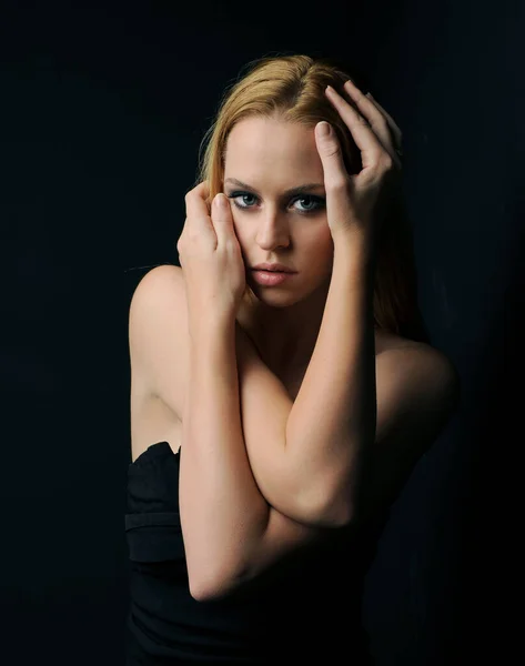 Крупним Планом Портрет Красивої Молодої Блондинки Світлим Волоссям Жестова Рука — стокове фото