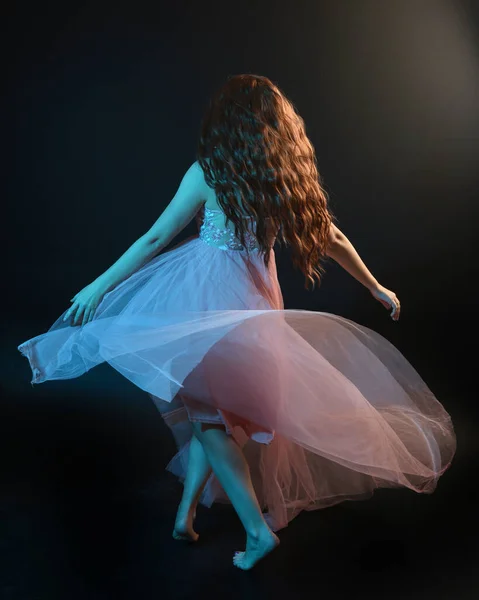 Retrato Cuerpo Entero Una Hermosa Bailarina Morena Vestida Con Vestido —  Fotos de Stock