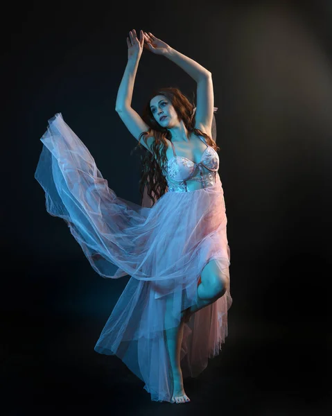 Retrato Comprimento Total Bela Dançarina Morena Vestindo Vestido Etéreo Dançando — Fotografia de Stock