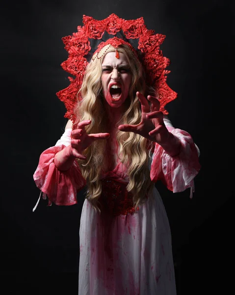 Close Retrato Rainha Zumbi Vampiro Assustador Vestindo Fantasia Fantasia Halloween — Fotografia de Stock