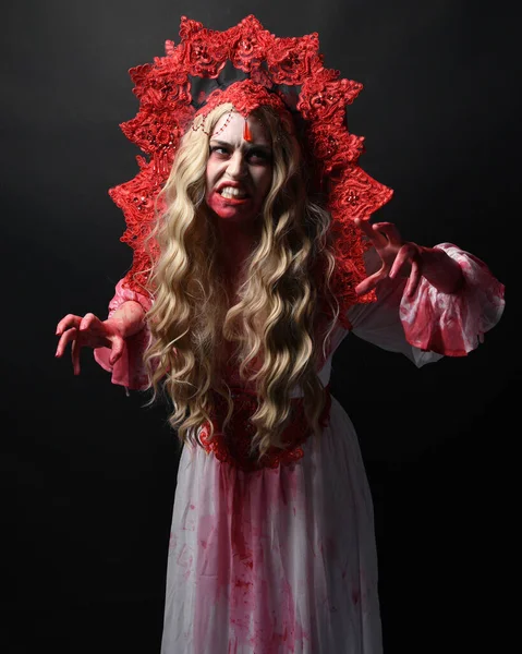 Close Retrato Rainha Zumbi Vampiro Assustador Vestindo Fantasia Fantasia Halloween — Fotografia de Stock