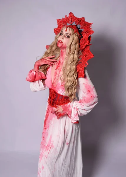 왕관과 빨간색 페인트 스플래터와 우아한 할로윈 의상을 무서운 뱀파이어 여왕의 — 스톡 사진