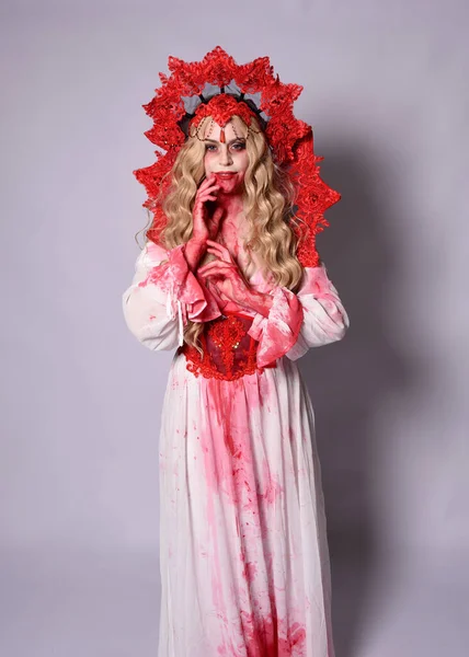 왕관과 빨간색 페인트 스플래터와 우아한 할로윈 의상을 무서운 뱀파이어 여왕의 — 스톡 사진
