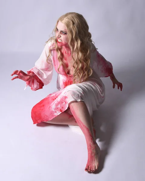 무서운 뱀파이어 신부의 초상화 우아한 할로윈 의상을 빨간색 페인트 스플래터 — 스톡 사진