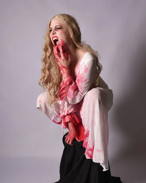 Retrato Vampiro Assustador Noiva Zumbi Vestindo Traje Elegante Fantasia Halloween — Fotografia de Stock