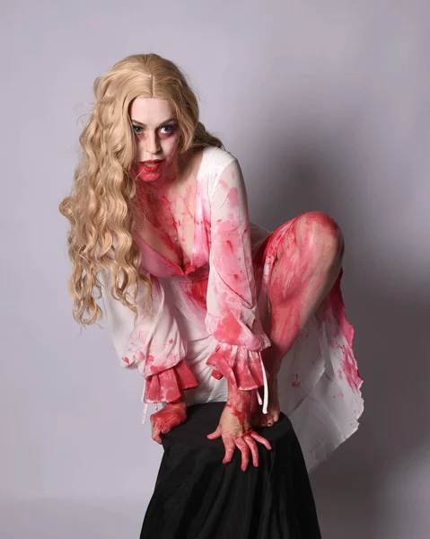 Porträtt Skrämmande Vampyr Zombie Brud Bär Eleganta Halloween Fantasi Kostym — Stockfoto