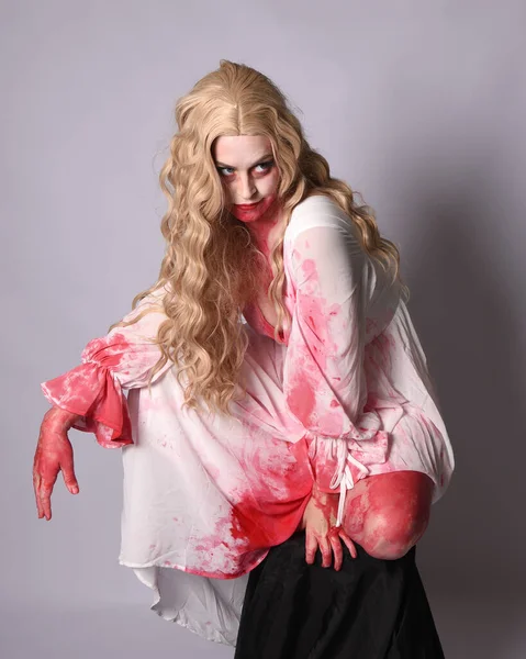 Korkunç Vampir Zombi Gelinin Portresi Cadılar Bayramı Fantezi Kostümü Giymiş — Stok fotoğraf